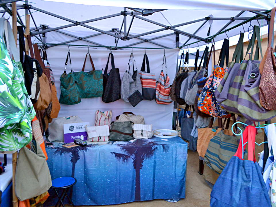 Puesto de bolsos y complementos de moda de Farobag en Art Craft Market