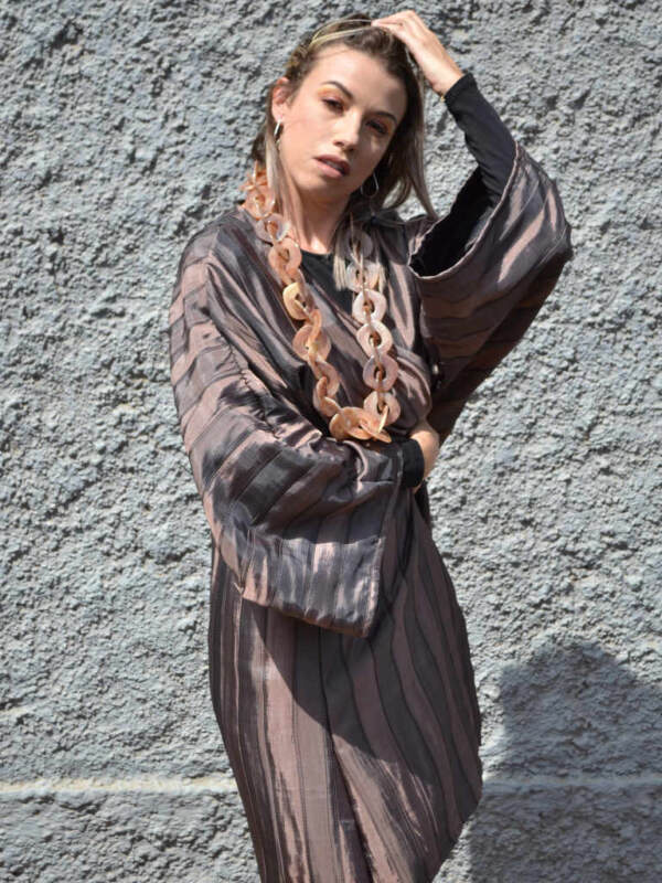 Modelo con un kimono de color cobre