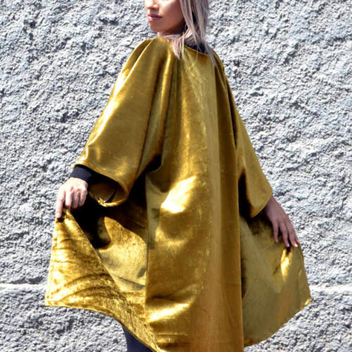 Modelo lleva u kimono color dorado