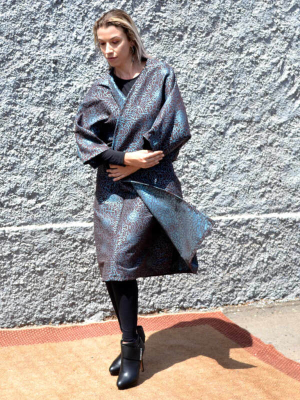 Modelo con kimono de Farowear con estapado color olmo y gris oscuro