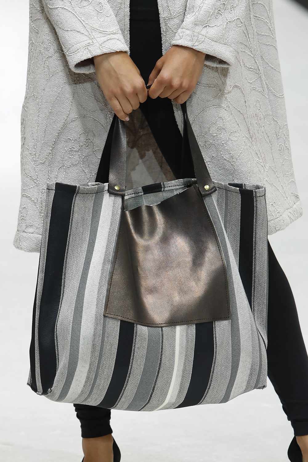 Travelbag de la serie Lava con bolsillo de cuero