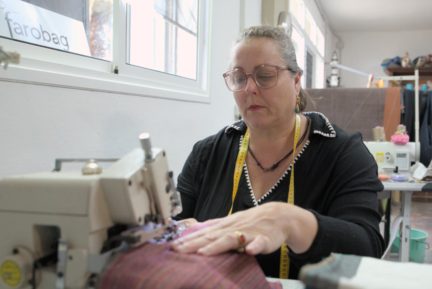 Mujer con tijeras en un taller de costura